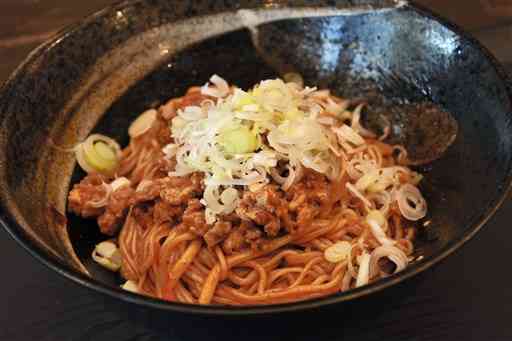 釜聖麺屋の本格四川担々麺。麻と辣の辛さが燃え立つ