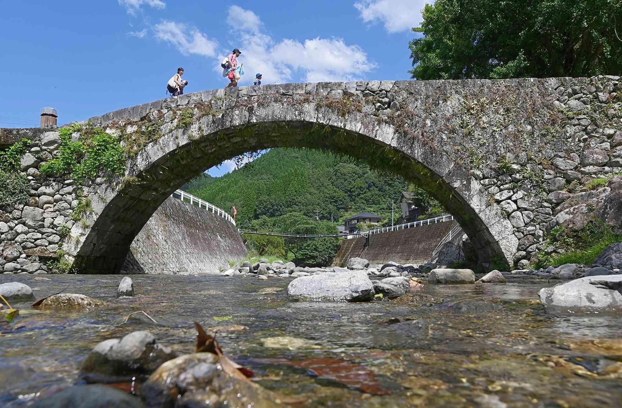 河俣川に架かる笠松橋＝八代市