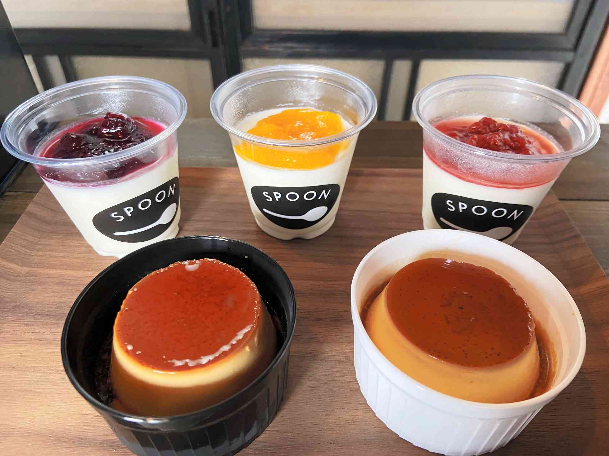 プリン専門店「ＳＰＯＯＮ」で販売するレトロプリン（左手前）など＝熊本市西区