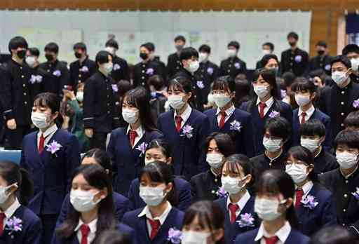 会場に入場する卒業生たち＝１日午前１０時ごろ、熊本市中央区の熊本高（後藤仁孝）