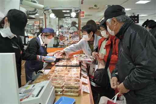 「大江戸展」で弁当を品定めする買い物客＝２日、熊本市中央区