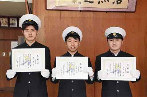 ３級海技士の筆記試験に合格し、学校から贈られた表彰状を手にする、左から猿渡葵斗さん、宇藤保さん、北里一翔さん＝天草市