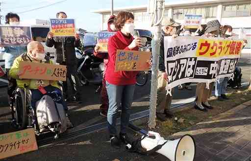 ウクライナ侵攻に抗議する市民＝２日、水俣市