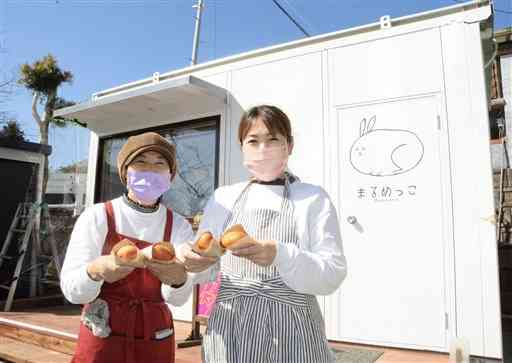 ピロシキ店を再開した中島まり子さん（左）と三女の佐藤輔子さん＝熊本市北区