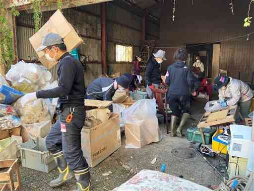 熊本豪雨で被災した家屋の家財道具を搬出するボランティア＝人吉市（市社会福祉協議会提供）