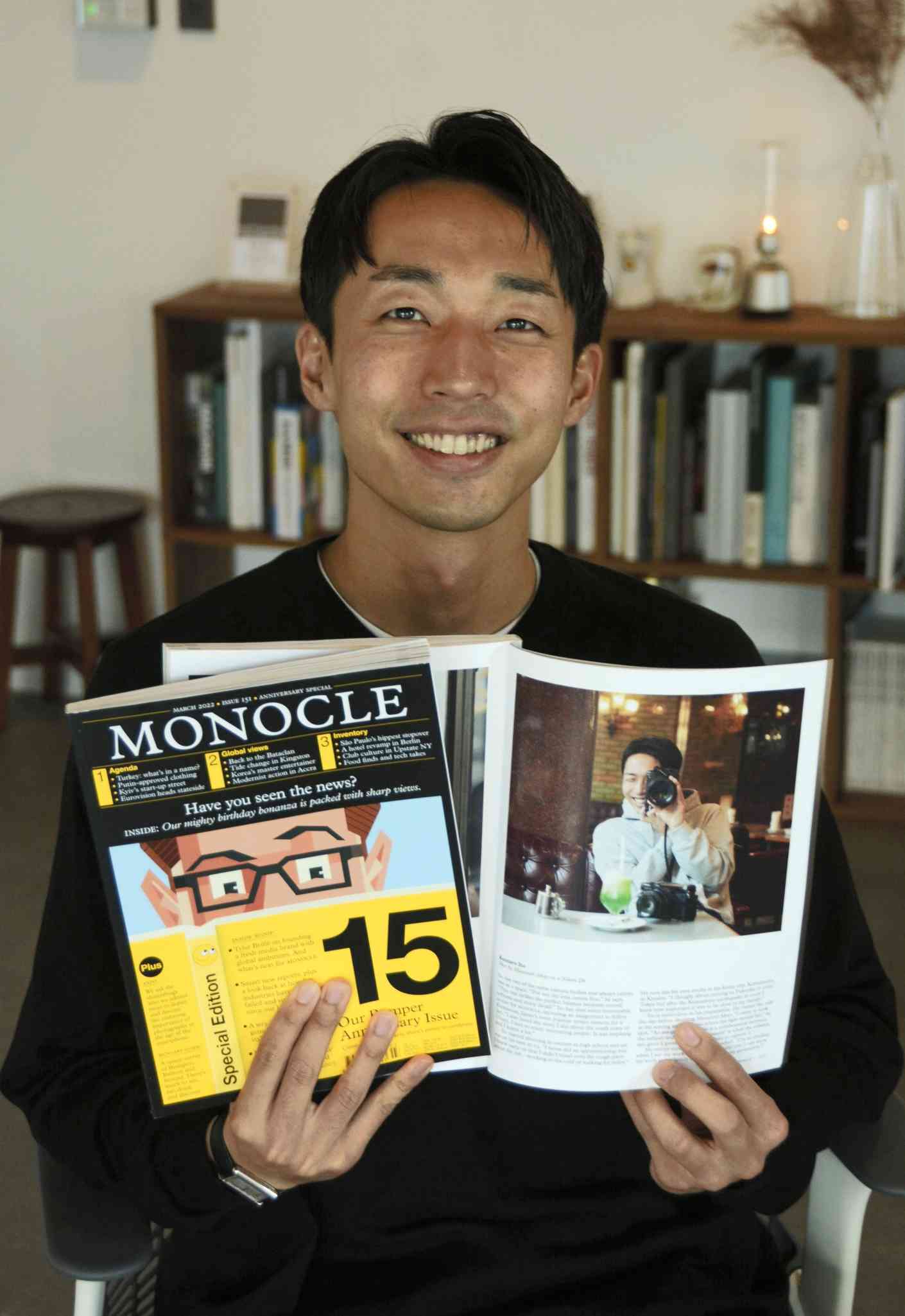 掲載された英情報誌「ＭＯＮＯＣＬＥ」を持つ伊藤建太朗さん＝熊本市南区