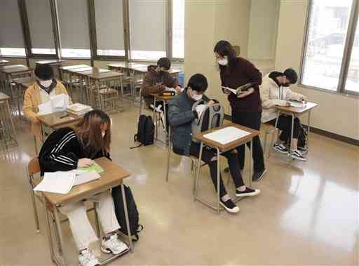 熊本外語専門学校で授業を受ける留学生たち＝４日、熊本市中央区