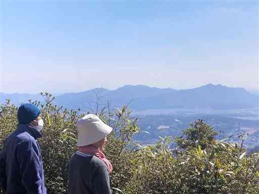 多くの登山者が訪れ目の前に広がる景色を楽しんでいた。写真は丸山展望所で