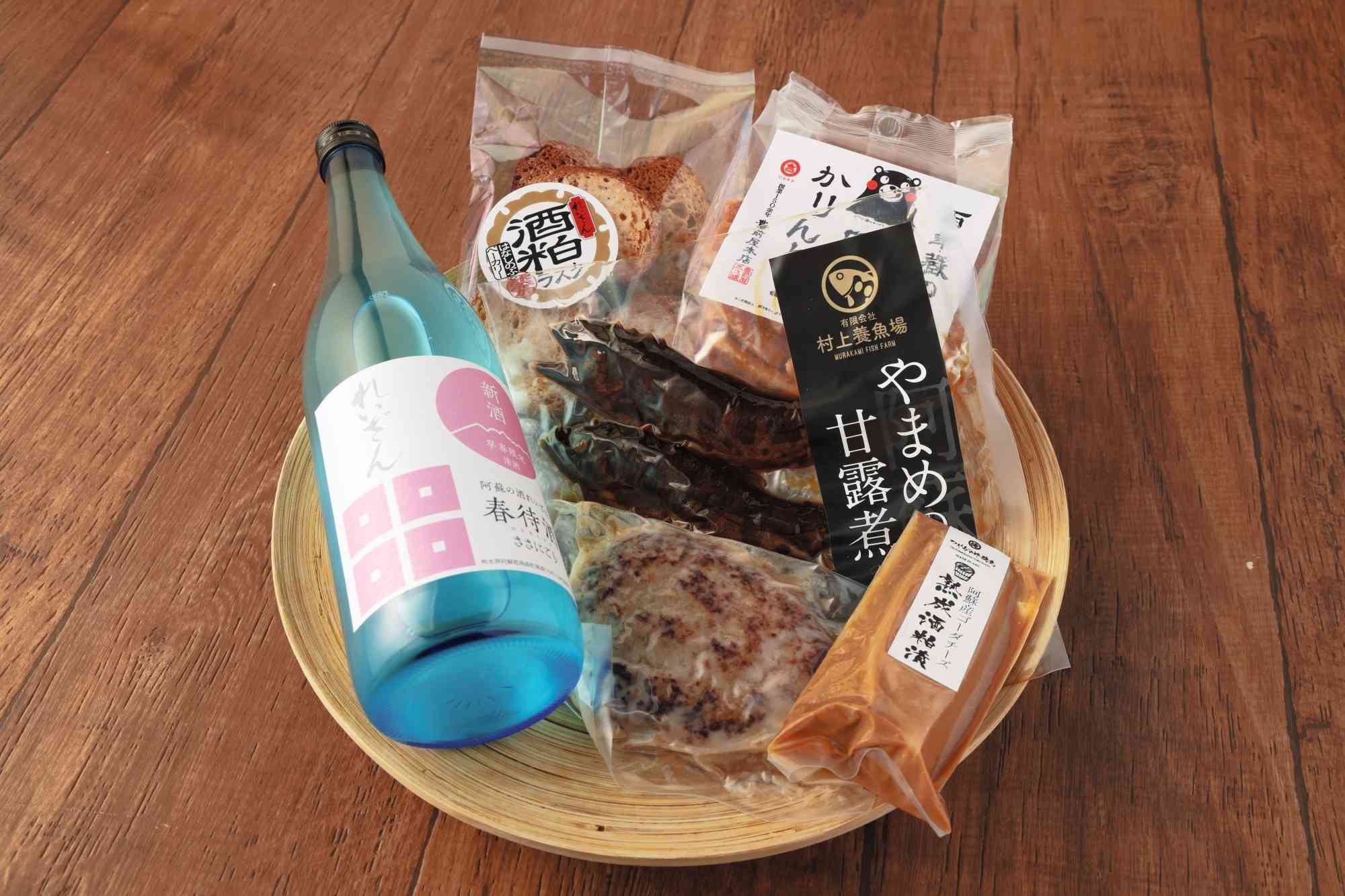 日本酒れいざんの「春待酒ささにごり」と特産品５点セット（高森町観光協会提供）