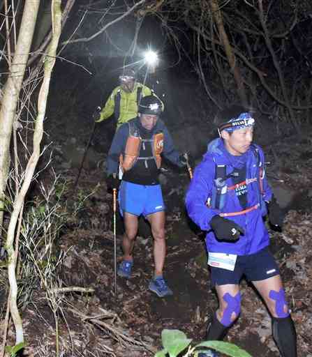 午前６時ごろ、急な山道を下る球磨川コースの参加者＝水上村 