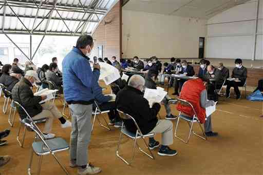 国土交通省が球磨村渡で計画する「遊水地」整備のスケジュールなどを示した住民説明会＝５日、同村