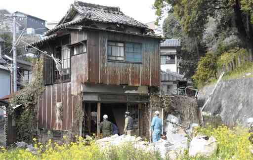 略式代執行により撤去が始まった熊本市西区の空き家。初日は作業員らが家財などを運び出した＝同市