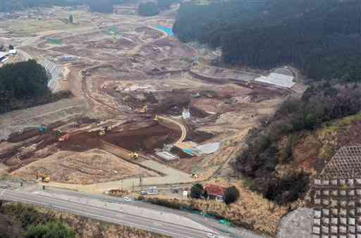 熊本地震で被災した県営大切畑ダムの復旧工事現場。手前は県道熊本高森線＝１月、西原村（県提供）