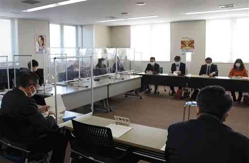 最賃の周知徹底を確認した熊本地方最低賃金審議会＝８日、熊本市西区