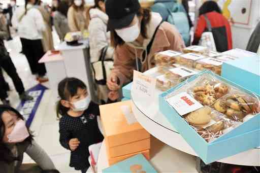 国内外の人気ブランドの商品が並ぶ「クッキー百菓店」の会場＝熊本市中央区の鶴屋百貨店