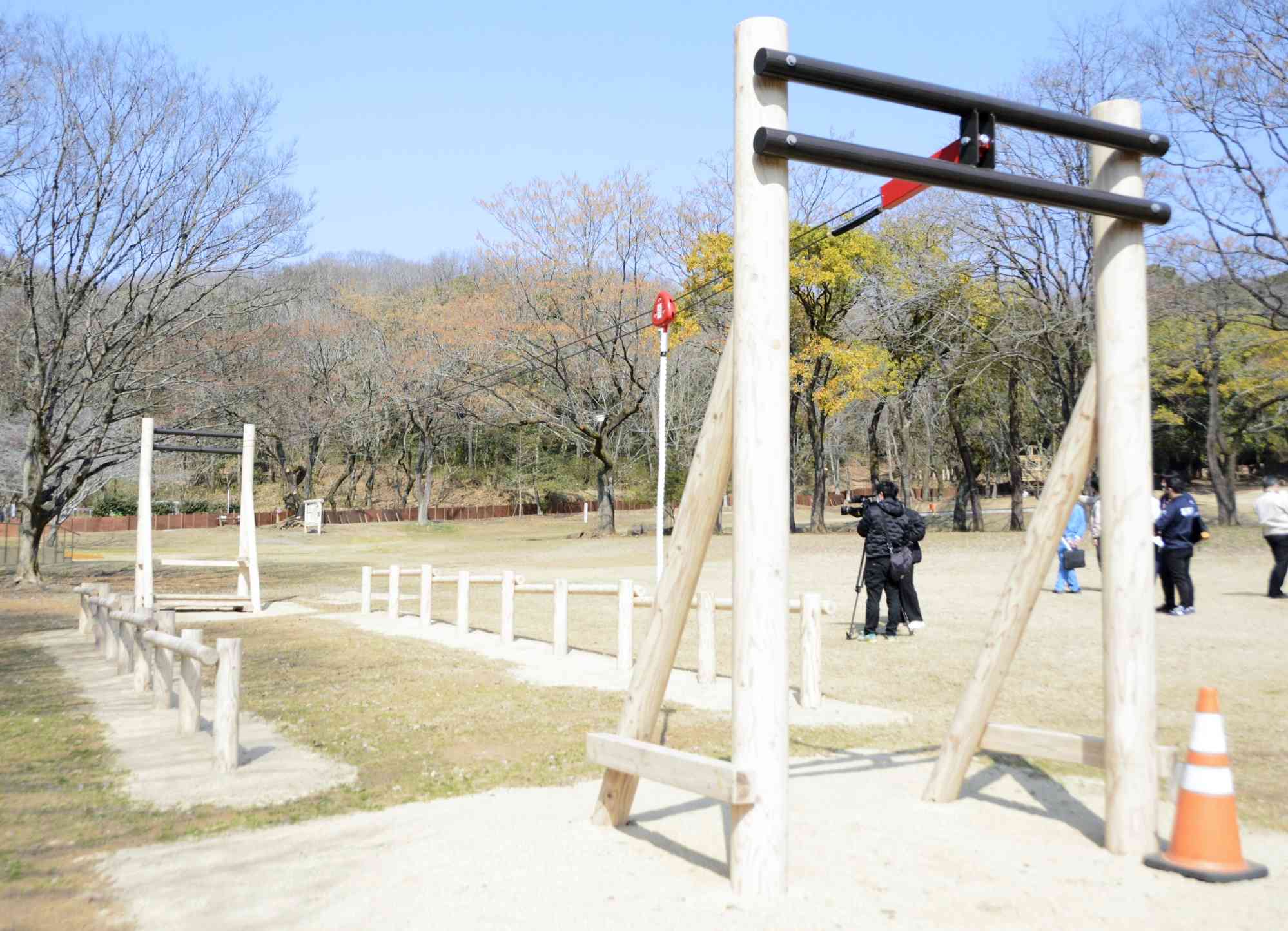 新たに設置した県産木材を使った遊具＝熊本市北区の立田山