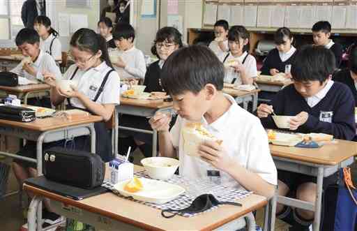 植物肉を使った給食を食べる児童たち＝熊本市東区の画図小