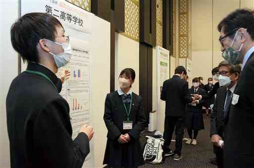 大学教授らに研究内容を発表する高校生たち＝１０日、熊本市中央区