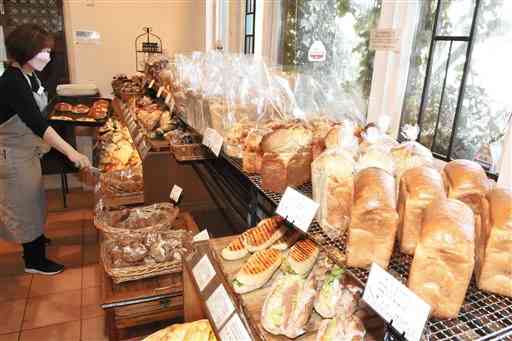 多くのパンが並ぶ「パン・オ・ルヴァン」小峯店。原材料費高騰で、価格転嫁も視野に入れる＝１１日、熊本市