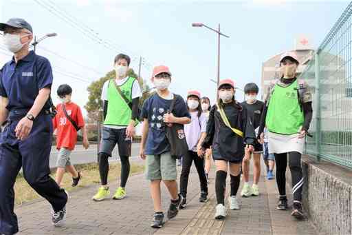 強歩会で４３・５キロコースに挑む中島校区の児童ら＝熊本市東区
