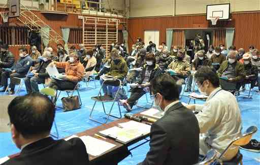 ごみ処理施設の計画について、上益城５町の町長らから説明を聞く地元住民＝御船町