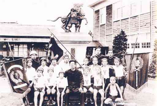 隈府小学校にあった菊池武光公の銅像＝１９４２年（菊池デジタルアーカイブより）