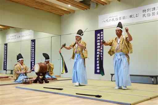 八代市鏡町に伝わる神楽の演目「二剣舞」。剣や鈴を持って舞う＝同市