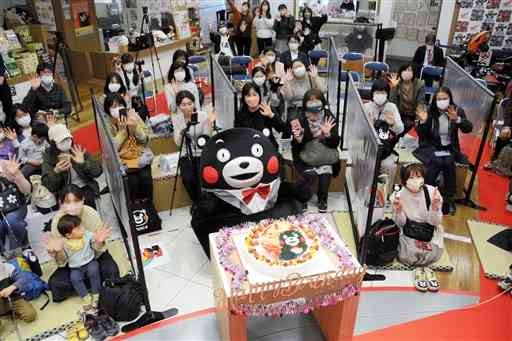 ファンと一緒に誕生日ケーキの前で記念撮影するくまモン＝熊本市中央区