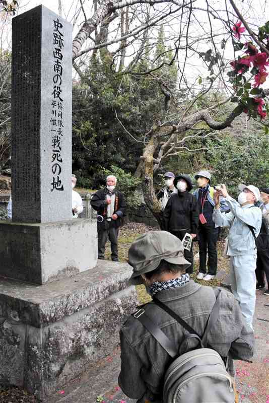 「山鹿口の戦い」の戦跡を巡る参加者ら＝山鹿市