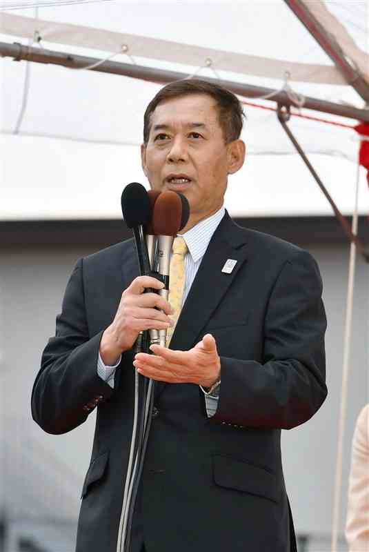 合志市長選で無投票での４選が決まり、支持者へ向けて４期目の決意を述べる荒木義行氏＝１３日午後５時３５分ごろ、同市竹迫の事務所近くの広場（石本智）