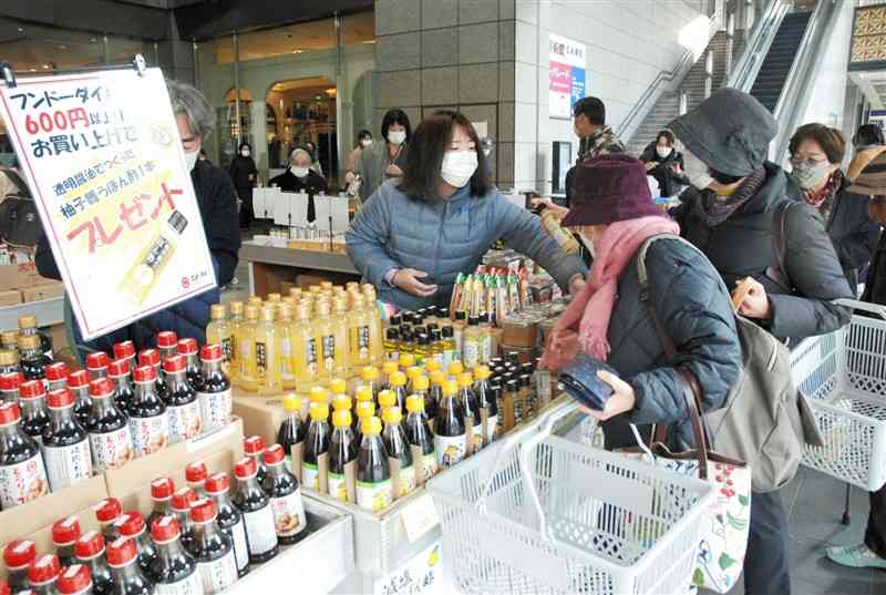 食品ロス削減のため、賞味期限が迫った商品が割引販売された「熊日・ヒノマルＥＣＯｓマルシェ」＝１月２０日、熊本市中央区