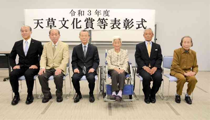 天草文化賞に選ばれた錦戸保介さん（左から３人目）ら受賞者＝天草市