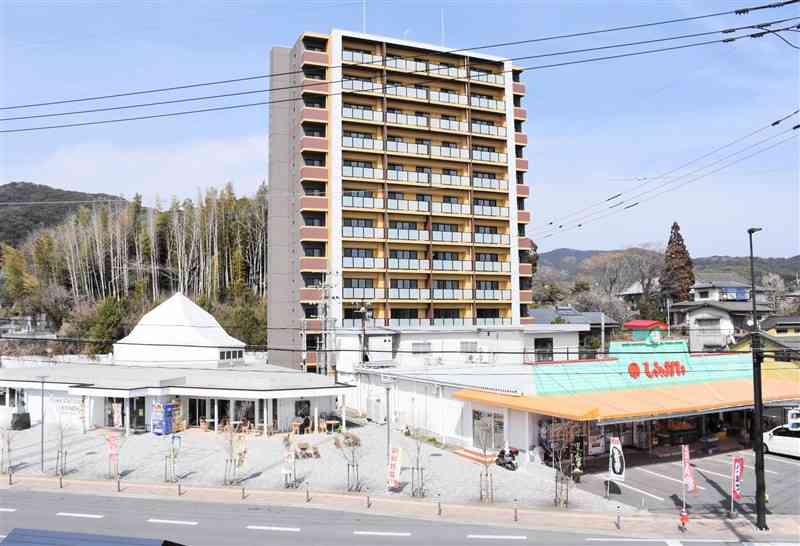 玉東町が開発した高層マンション。入居率が９０％を超えた＝同町