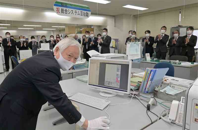 新聞制作の新総合システムを始動する河村邦比児社長＝１４日午前、熊本市中央区の熊日本社（谷川剛）