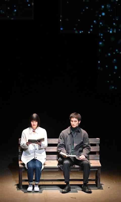 舞台「水と火と木、そして再生の物語」で演じる橋本愛さん（左）と高良健吾さん＝１２日午後、熊本市中央区の県立劇場（後藤仁孝）
