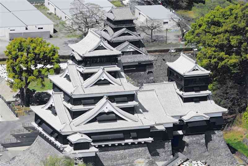 熊本地震から復旧した熊本城の天守閣一帯＝２０２１年３月撮影（小野宏明）