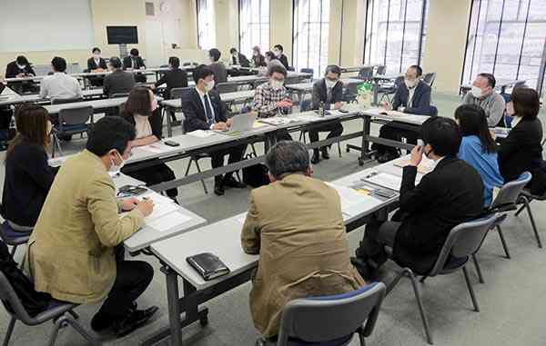 「くまもとマンガ協議会」の勉強会で意見を交わす参加者＝１５日、熊本市中央区