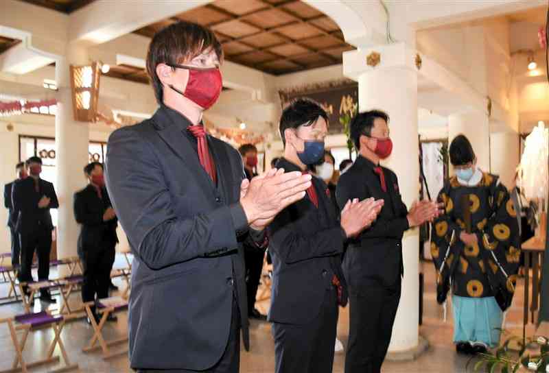 必勝祈願する火の国サラマンダーズの馬原孝浩監督（左）ら＝１６日、熊本市の加藤神社