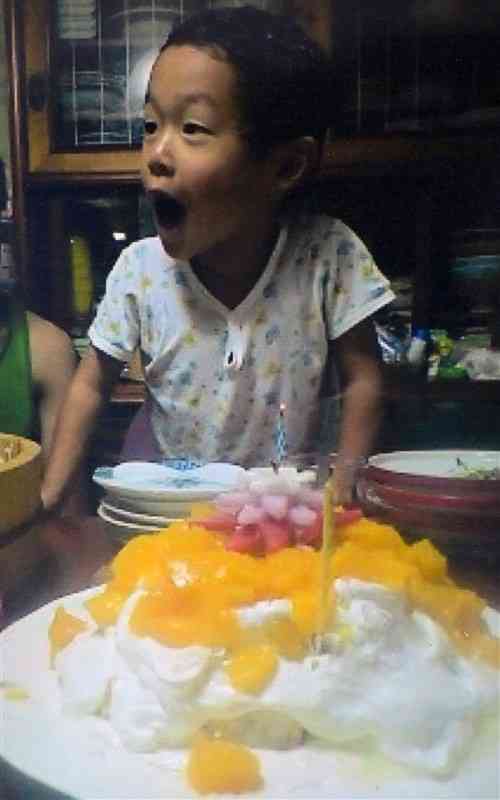 保育園のころの誕生日、家族手作りのケーキに喜ぶ宮津航一さん（本人提供）