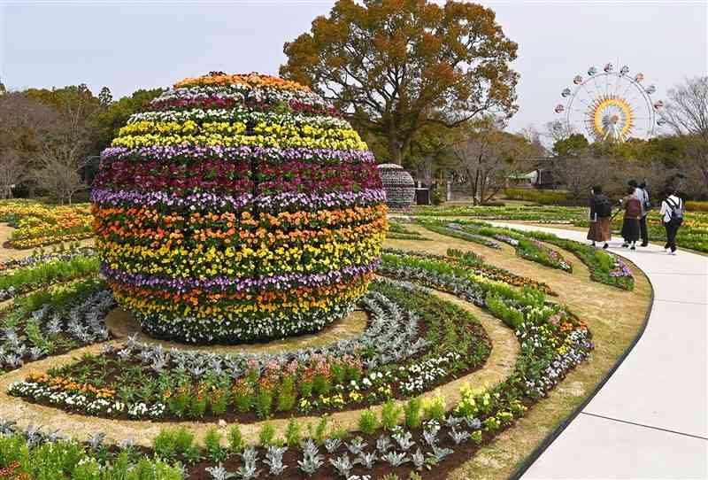 報道陣に公開されたくまもと花博「水辺エリア」の大花壇＝１７日午前、熊本市東区の市動植物園（石本智）