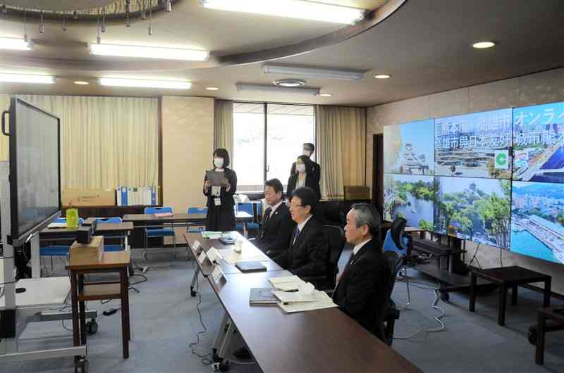 台湾の高雄市長とオンラインで会談する熊本市の大西一史市長（右から２人目）ら＝同市