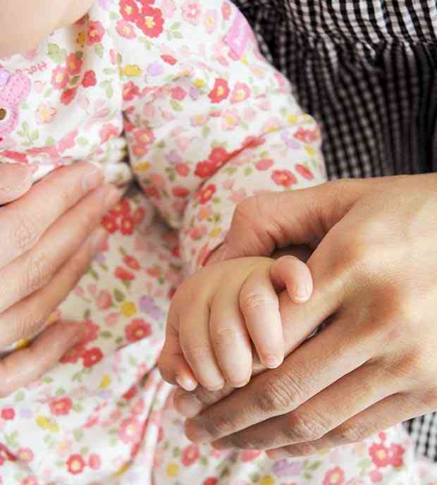 母親の手を握り締める赤ちゃん（記事の内容と写真は関係ありません）