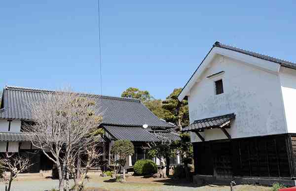 大田黒家住宅の主屋（左）と蔵＝大津町