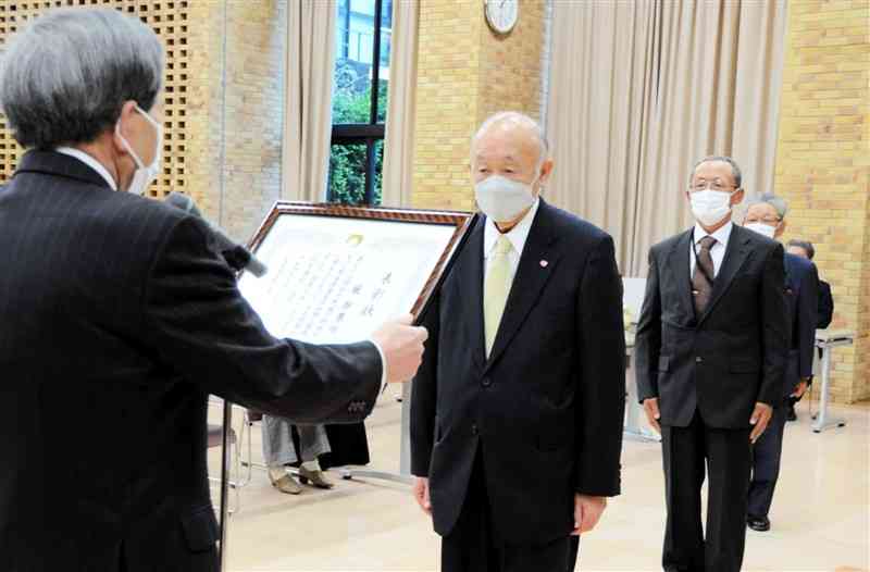 蒲島郁夫知事（左）から表彰状を受け取る受賞者＝１８日、県庁