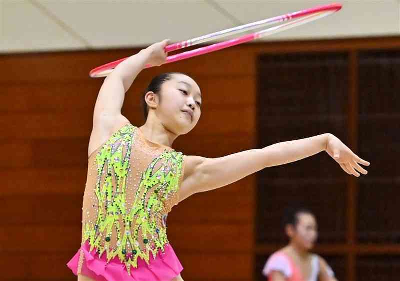 【新体操女子個人】華麗なフープ演技を披露する有村咲耶（信愛女学院）＝熊本市総合体育館（後藤仁孝）