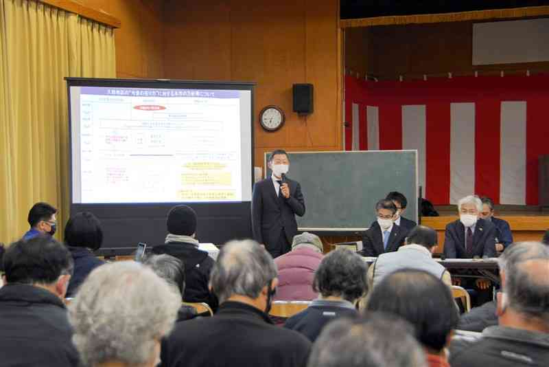 遊水地に関する説明会で今後の市の方針を述べる松岡隼人人吉市長＝１９日、人吉市