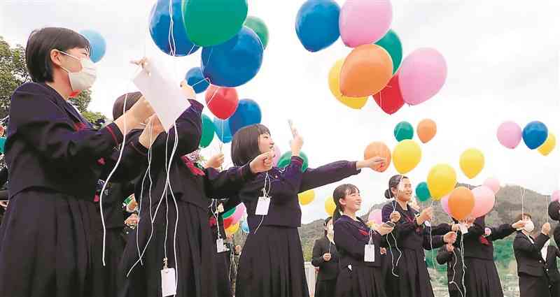 風船を空に放つ湯浦中の生徒たち＝芦北町