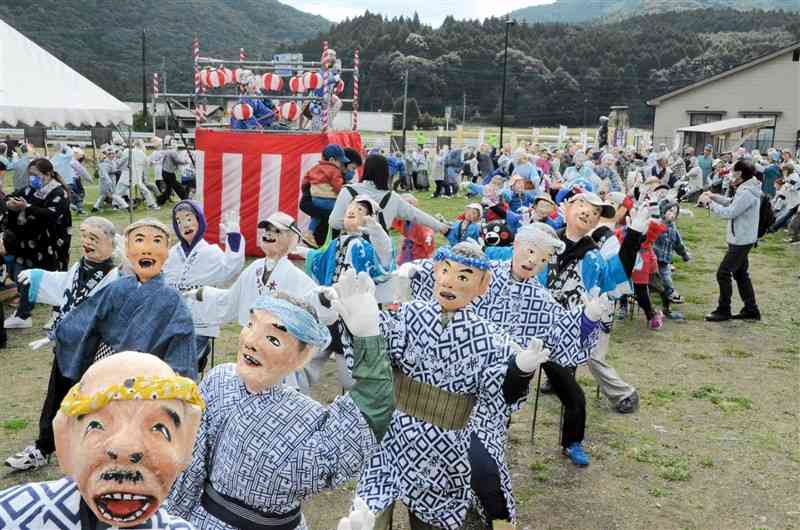 表情豊かなかかし５８０体でハイヤ踊りを表現した「宮地岳かかしまつり」＝天草市