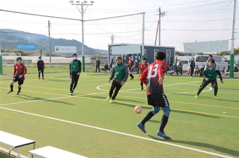 「リッタースポーツフィールド」でフットサルを楽しむ参加者ら＝熊本市北区