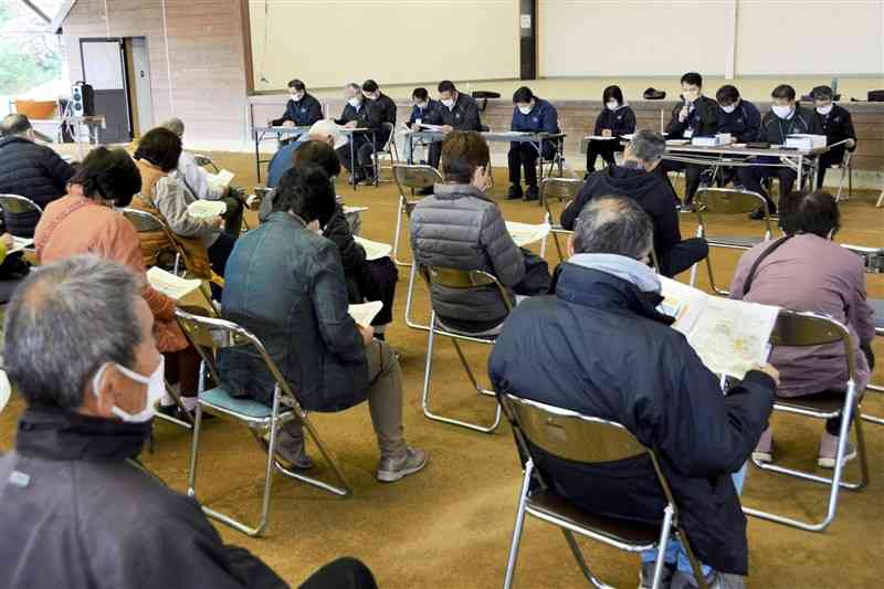 球磨村が開いた豪雨災害からの復興まちづくり計画の住民説明会＝２１日、同村